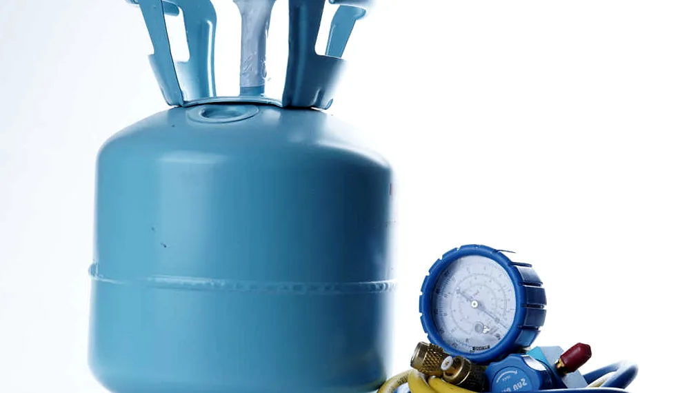 Bouteille de fluide frigorigène avec manifold et flexibles de recharge posés devant